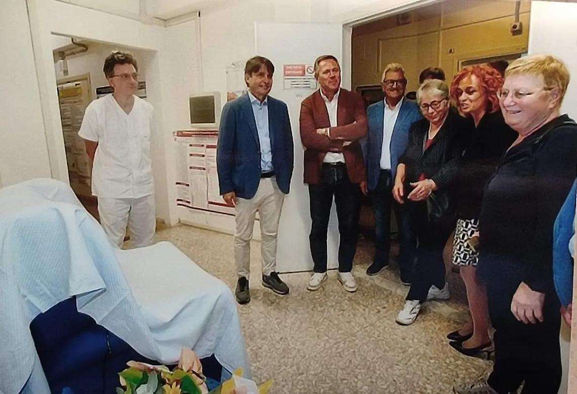 Ospedale Tarquinia, il comitato ha donato una poltrona reclinabile al reparto di Oncologia per la somministrazione della chemioterapia