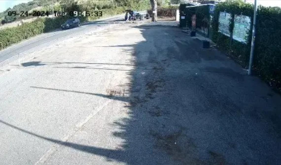 Scarica rifiuti di fronte allo stadio: ripreso dalle telecamere esterne