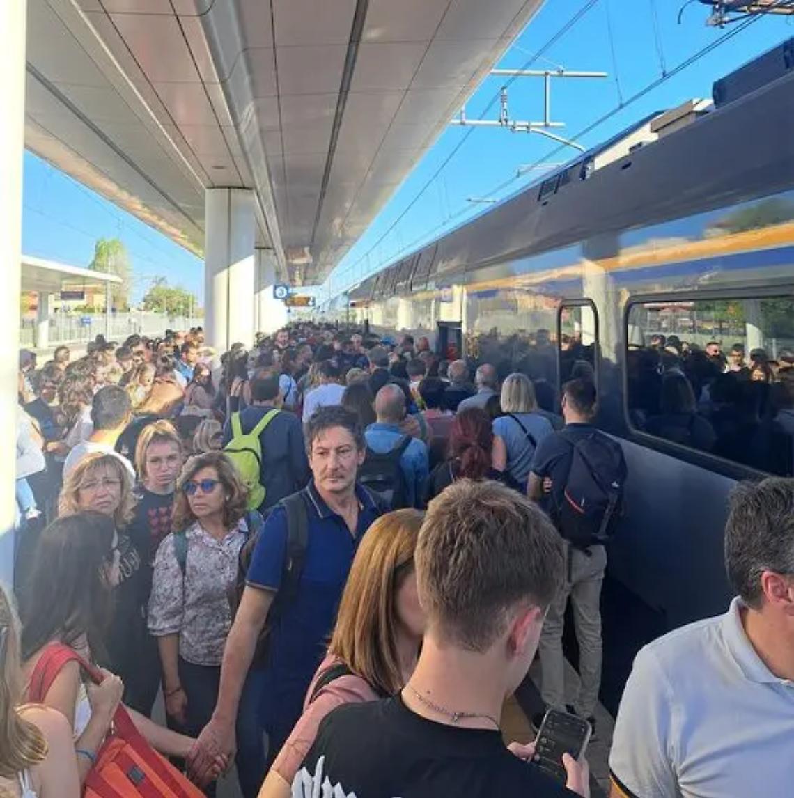 Treni stracolmi, il viaggio per i pendolari &egrave; un&rsquo;odissea