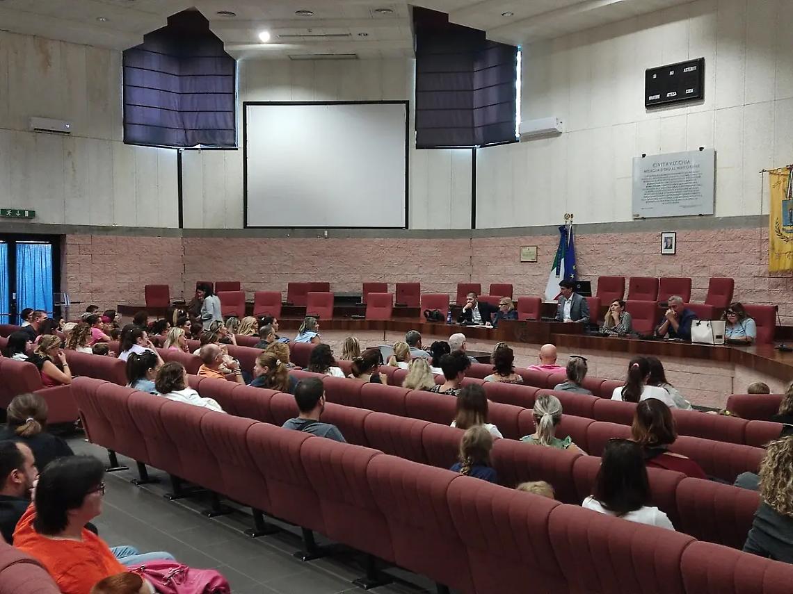 Caro mensa, le famiglie scendono in piazza