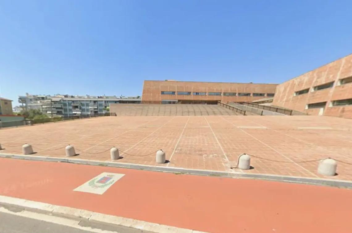 Il piazzale del palazzo comunale intitolato all&rsquo;Unione Europea