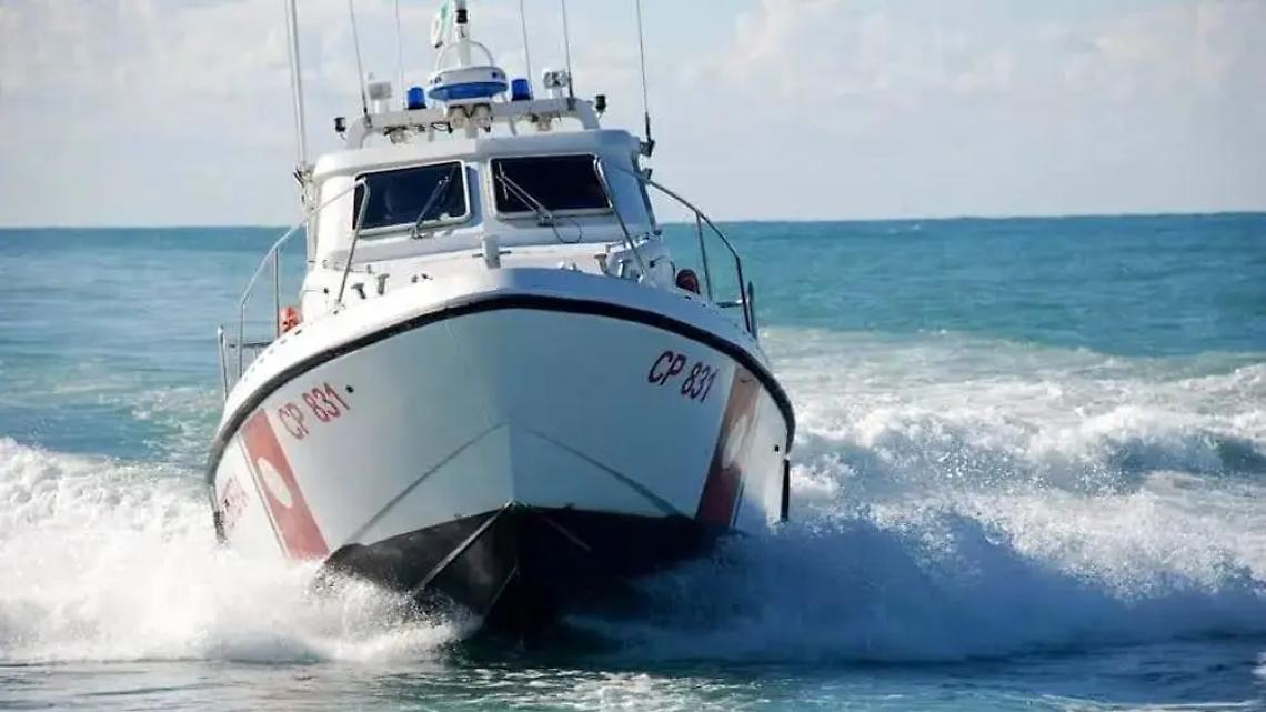 Nave da diporto incagliata sulla scogliera a Fiumara Grande