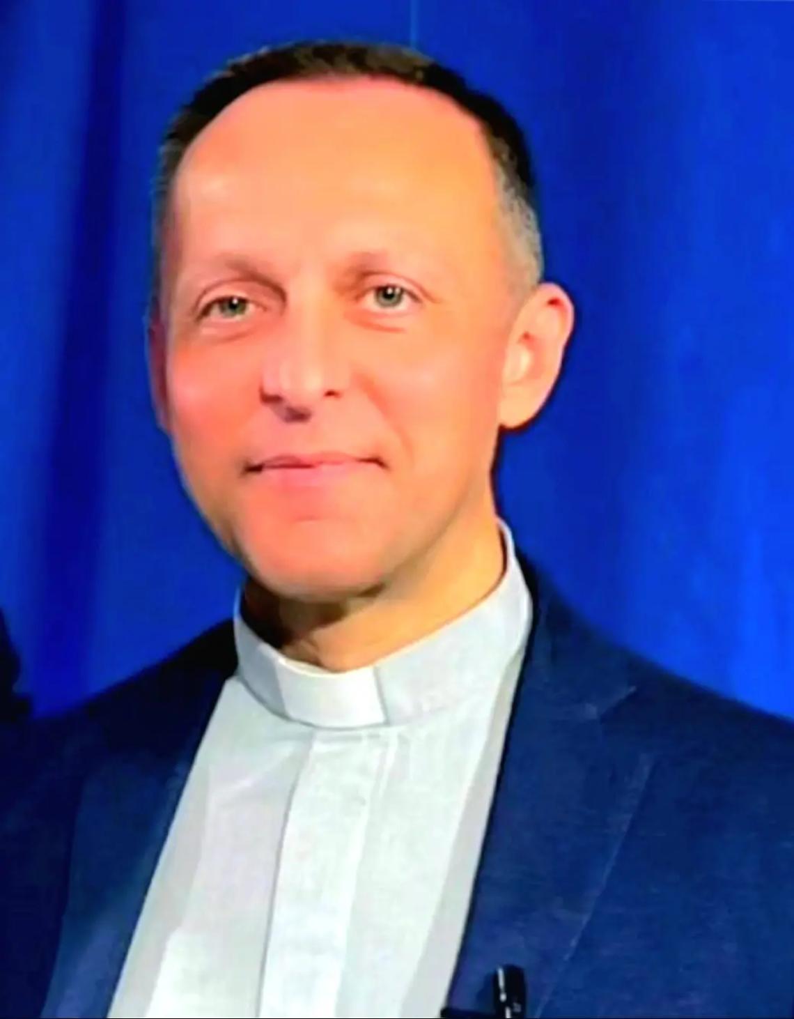 Don Ivan Leto invita saluta gli ex parrocchiani e li invita alla cerimonia a Torrimpietra