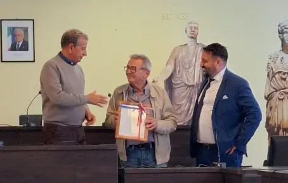 Cerimonia per onorare il commerciante Gianfranco Svampa