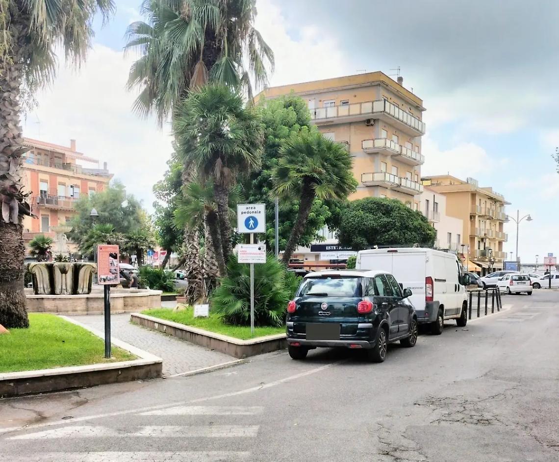 &laquo;Lo spazio per i pedoni diventa un parcheggio&raquo;