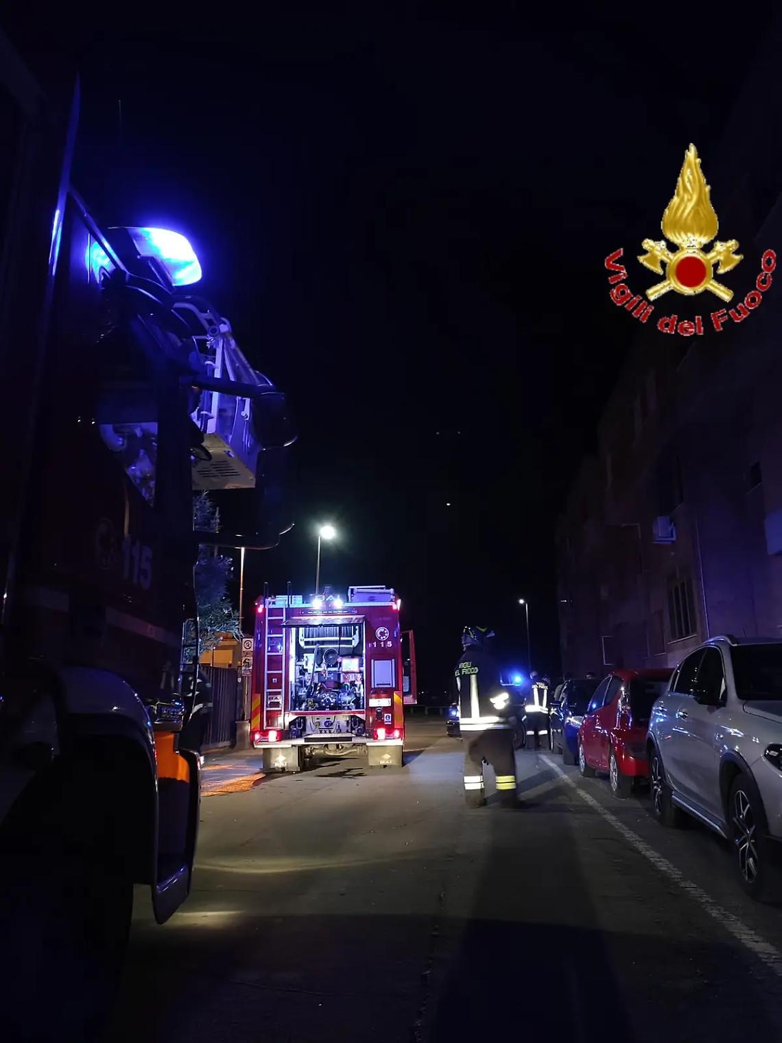 Fiamme nella notte a Civitavecchia, intervento dei Vigili del fuoco in via Corradetti