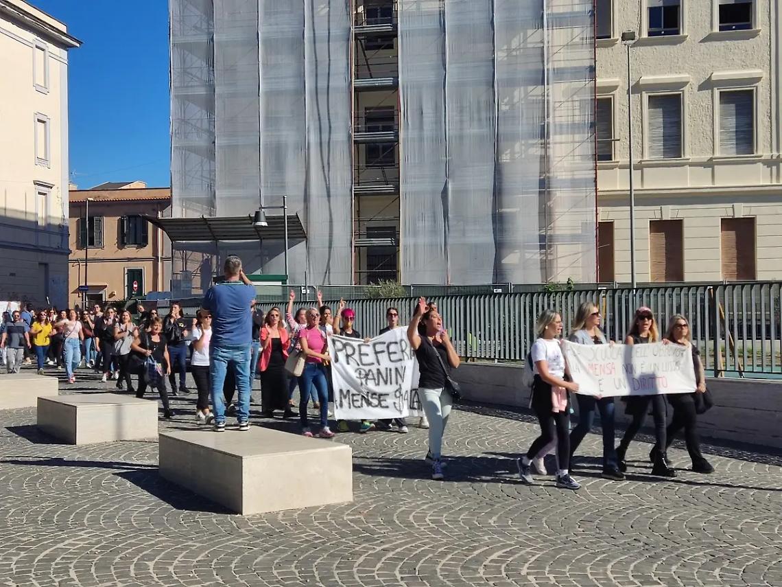 Caro mensa, genitori in protesta: &laquo;Chiediamo costi sostenibili per le famiglie&raquo;