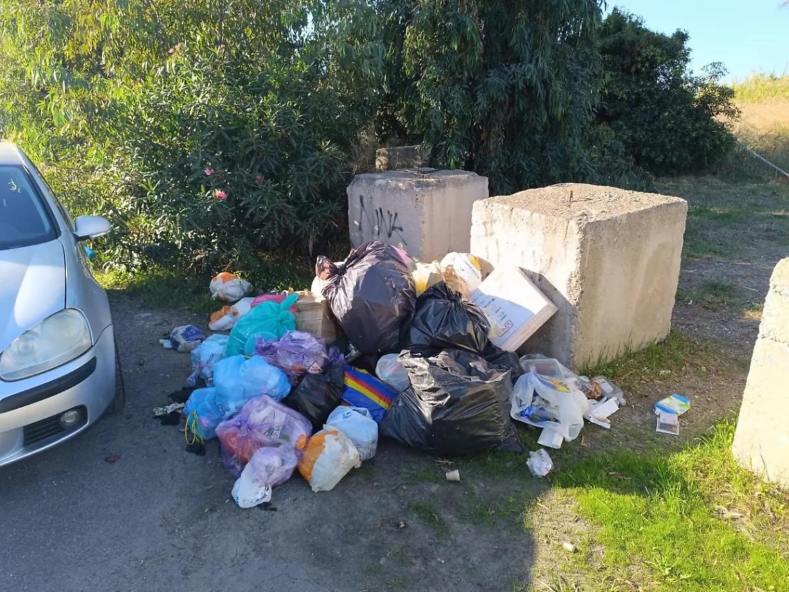 Via di Torrevaldaliga Sud trasformata in discarica a cielo aperto