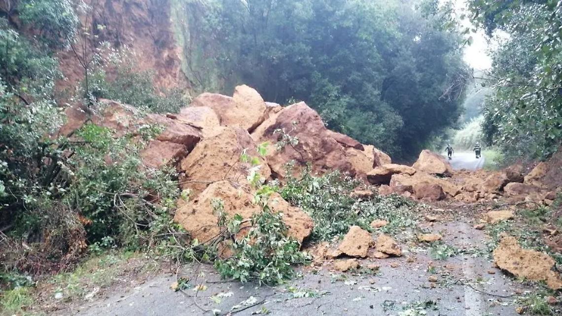 Crolla masso in strada: tragedia sfiorata in via di Ceri
