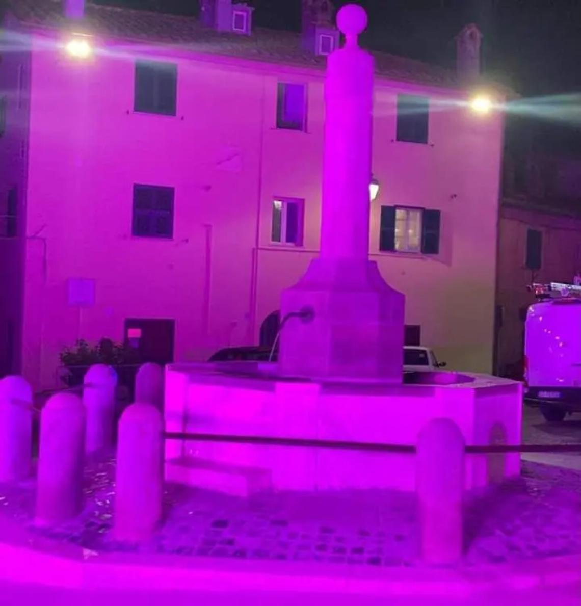 Fontana Tonna illuminata di rosa: Allumiere aderisce alla campagna per la prevenzione e la ricerca sul tumore al seno