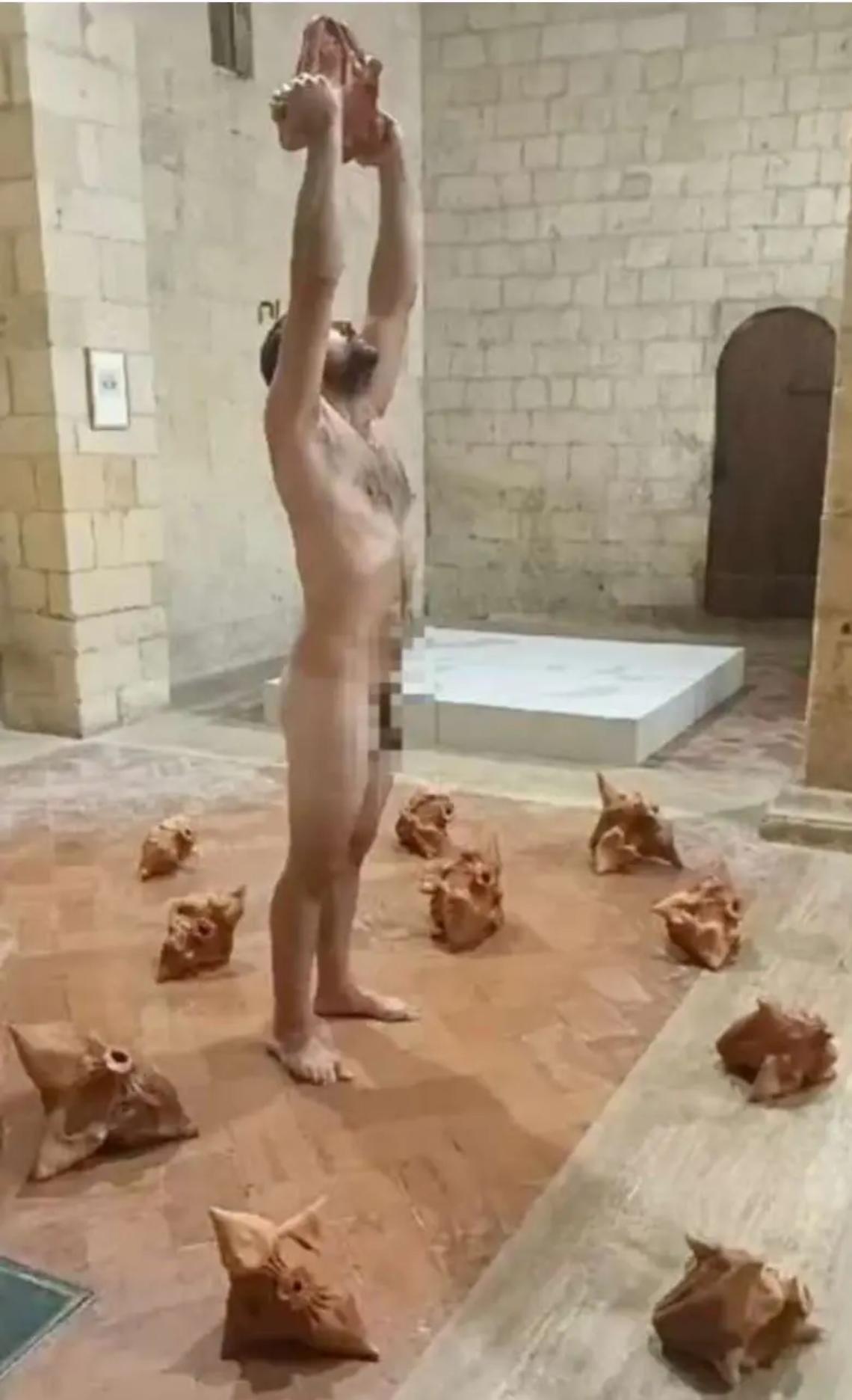 L&rsquo;artista Michele Rava nudo a San Pancrazio: scoppia il caso a Tarquinia