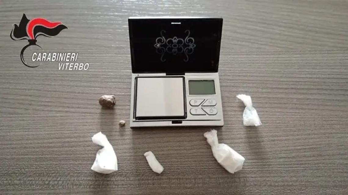 &Egrave; ai domiciliari, trovato fuori casa con la droga pronta per lo spaccio