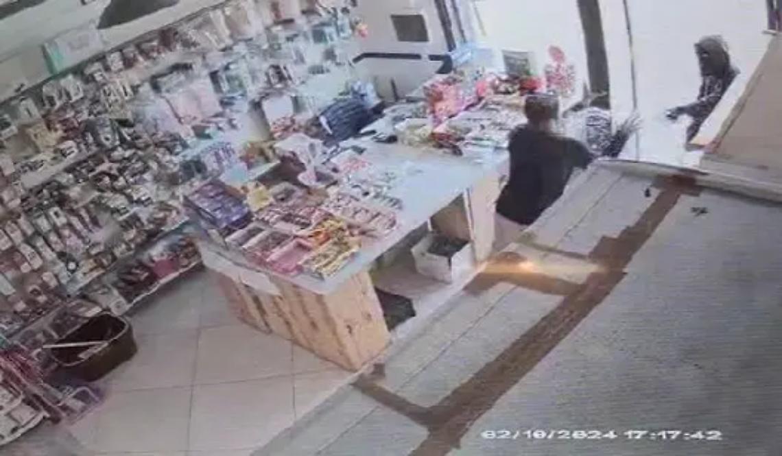 Raid al mini market, caccia al secondo rapinatore fuggito