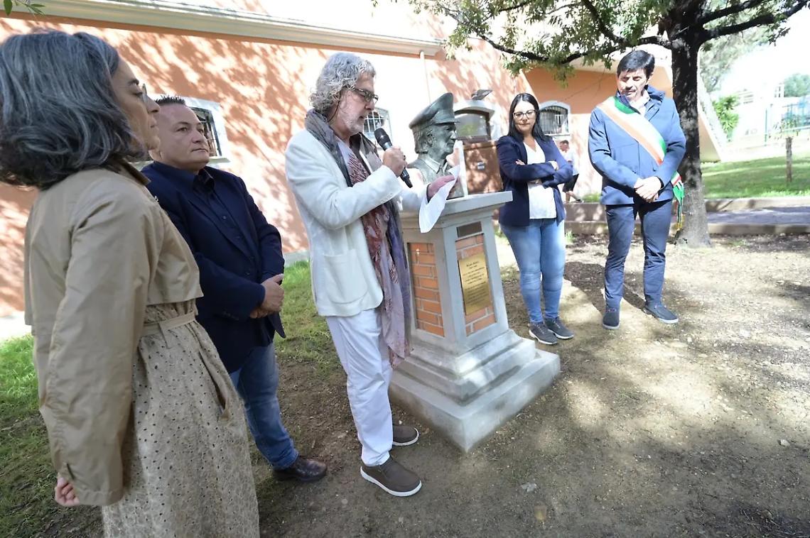 Civitavecchia celebra Leo Amici: inaugurato il busto nel Parco di San Gordiano