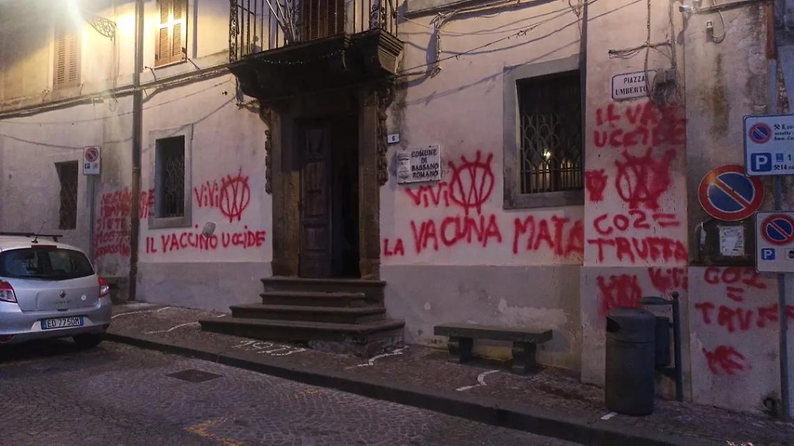 Scritte no vax, daspo per l&rsquo;imbrattatore