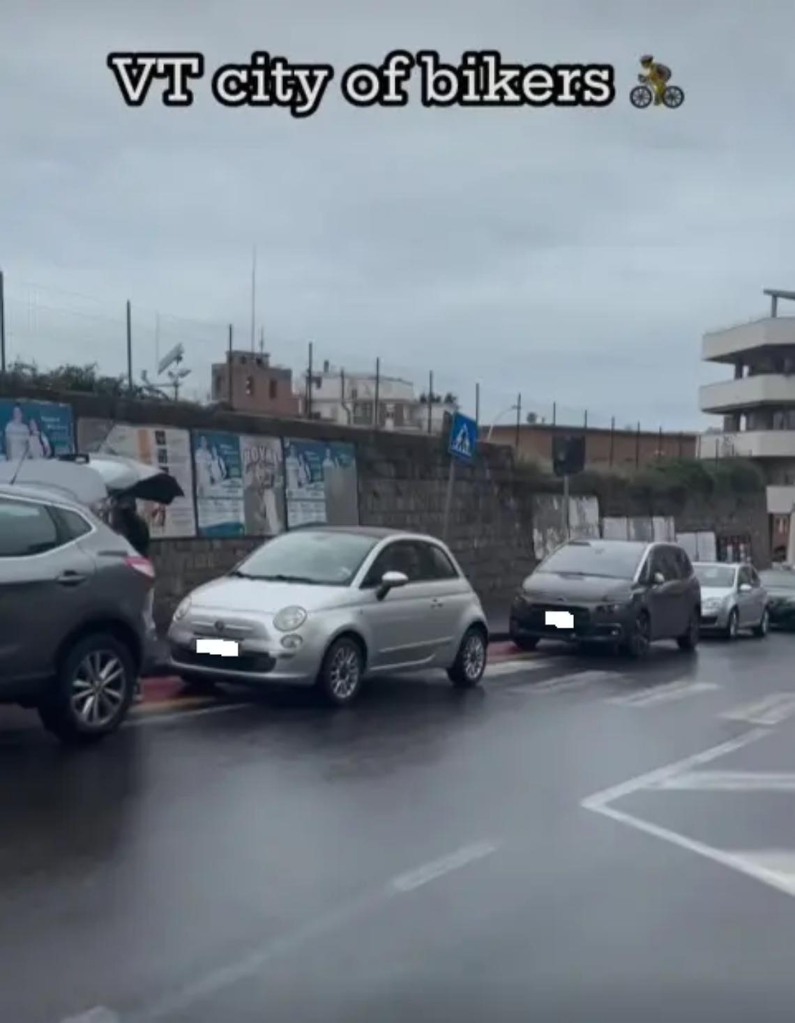 Sosta selvaggia sulla pista ciclabile di via della Pila