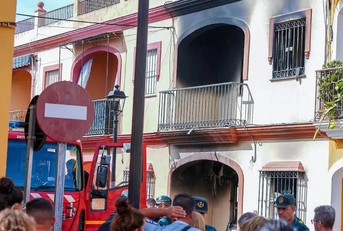 Famiglia sterminata: morti genitori e due figli nell&rsquo;incendio causato da un telefono in carica sul divano