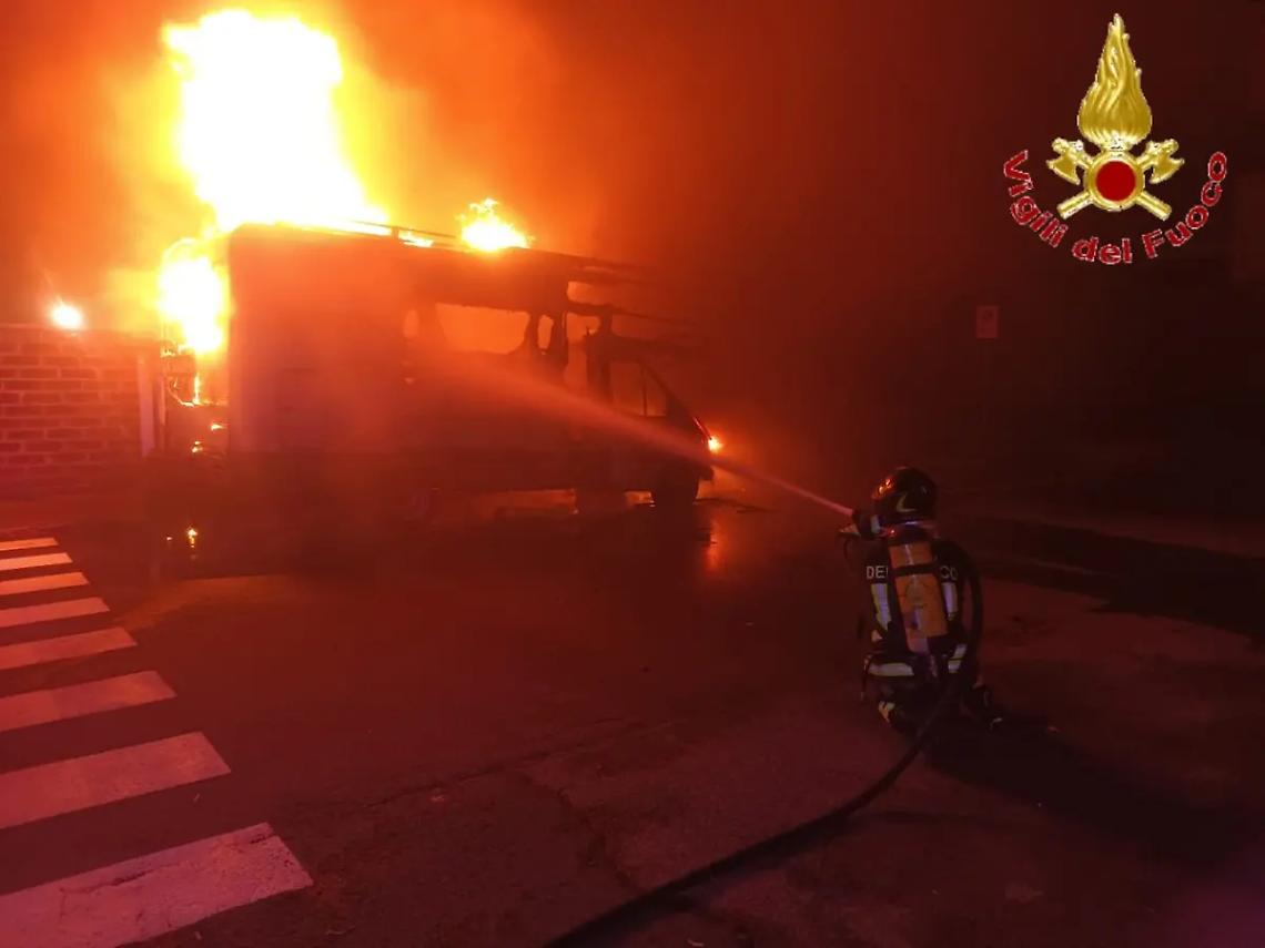 Camper in fiamme a via Toscana