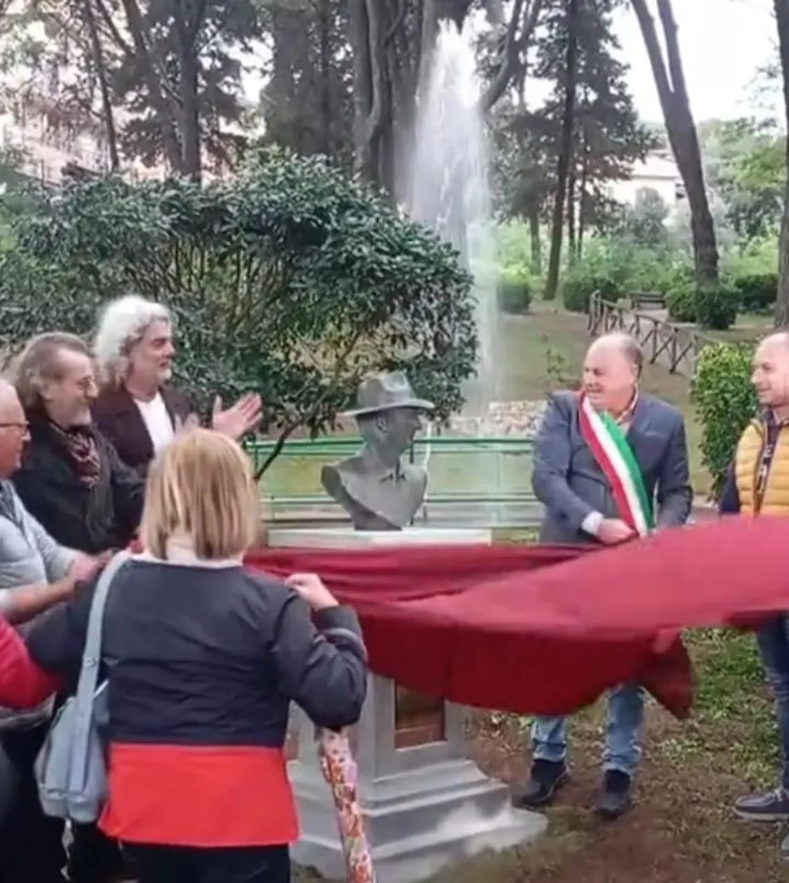 Busto in bronzo di Leo Amici al parco del Risanamento