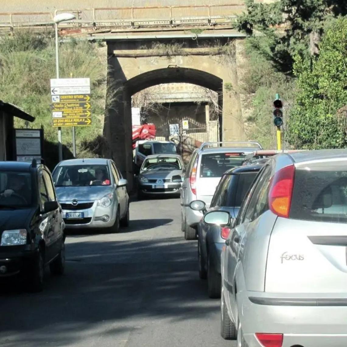 Sottopasso di via Valdambrini, code al semaforo: la protesta corre sui social