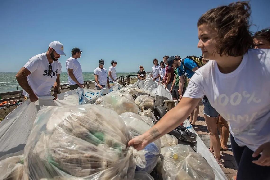 Rifiuti in spiaggia, scatta la &ldquo;maxi pulizia&rdquo;