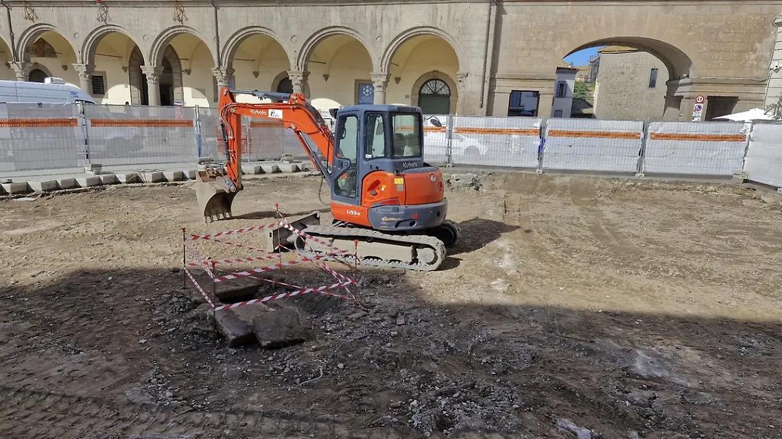 Viterbo: voragine in piazza del Comune durante i lavori di pavimentazione