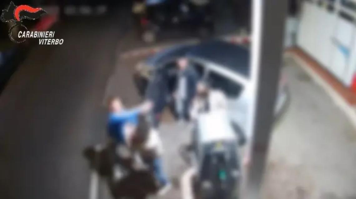 Turisti picchiati e rapinati dopo un passaggio in auto: 20enne in carcere