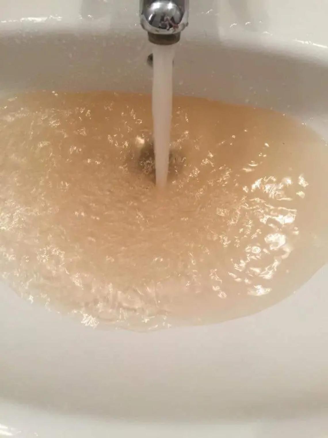 Citt&agrave; senz&rsquo;acqua per ore, arrivano le autobotti