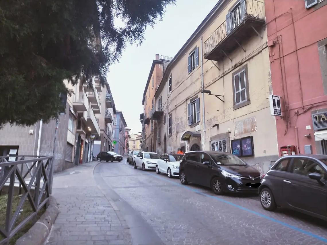 Via Cairoli, si abbassano altre serrande giallobl&ugrave;