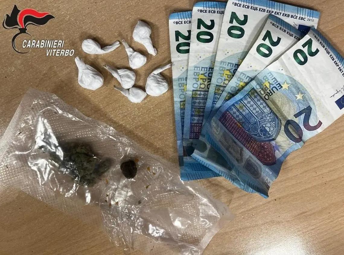 A spasso per le vie del centro con la droga in tasca