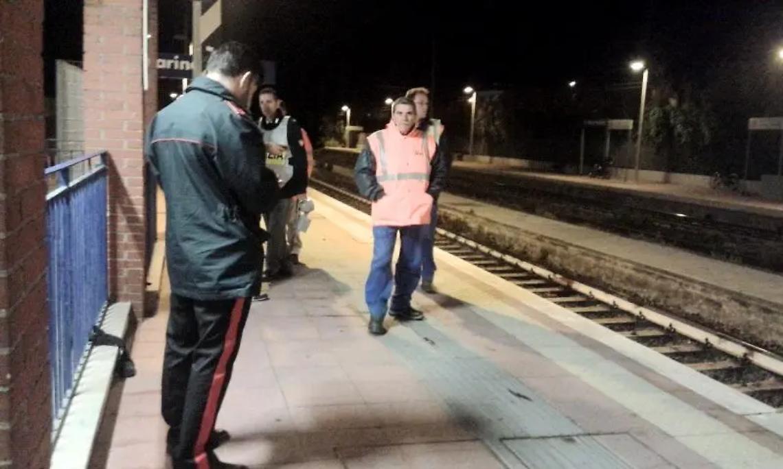 Tragedia sui binari, disperazione e caos alla stazione di Santa Severa