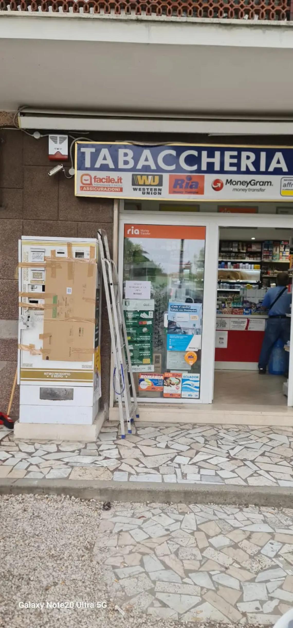 Santa Marinella, tentano di far saltare il distributore di sigarette con una bomba carta: ripresi dalle telecamere