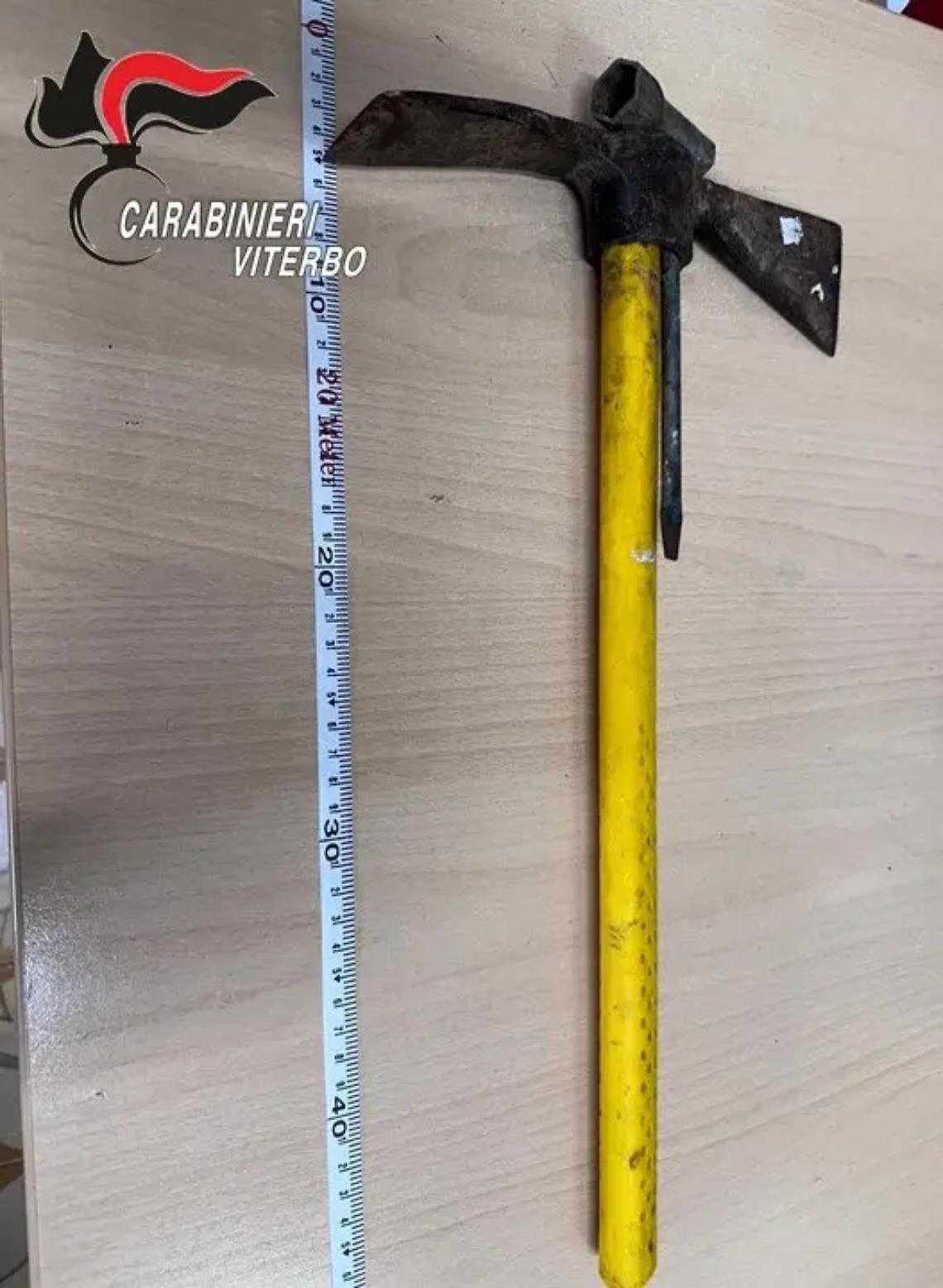 Corchiano: tenta di aggredire la proprietaria di un bar con un&rsquo;ascia