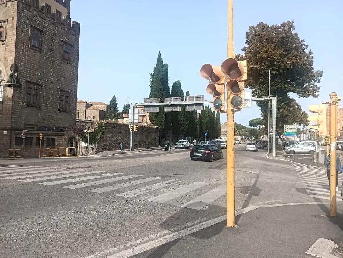 &laquo;Il semaforo in viale Capocci di notte non funziona&raquo;