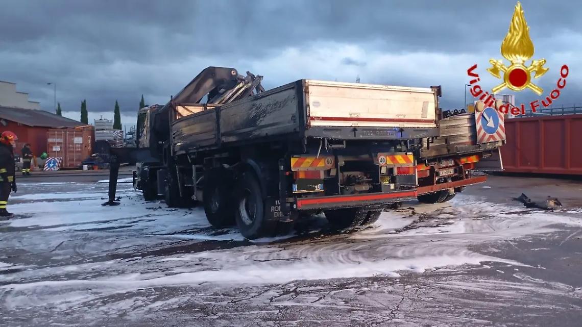 Incendio sull&rsquo;Aurelia, due camion in fiamme