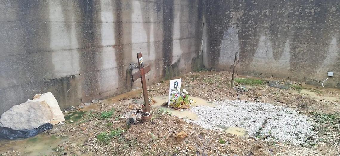 &laquo;Le tombe dei nostri cari allagate, questo cimitero &egrave; una vergogna&raquo;