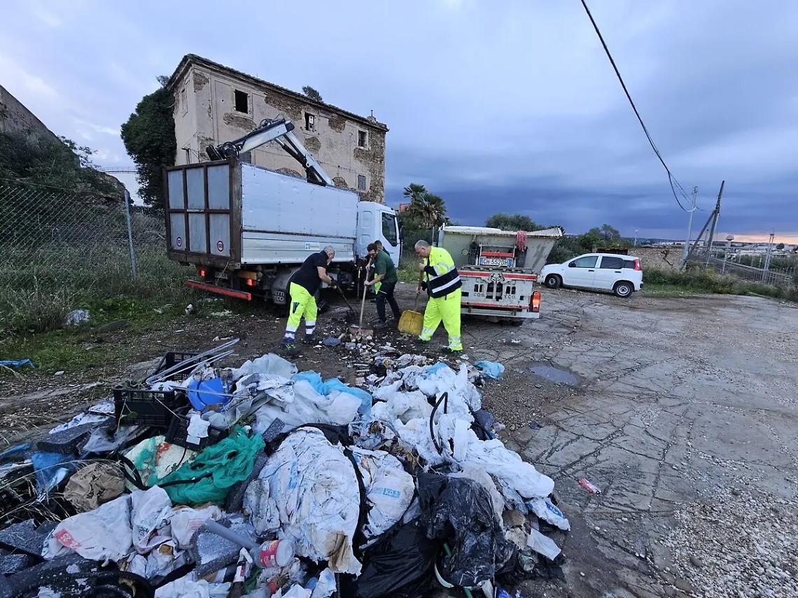 Nuova discarica abusiva rimossa in via di Vigna Turci
