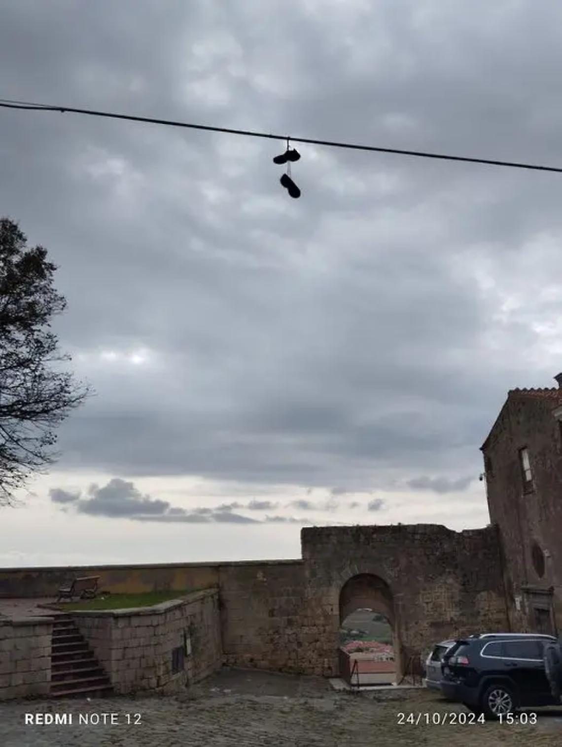 Tarquinia, scarpe appese al cavo elettrico a Sant&rsquo;Antonio: la foto &egrave; virale