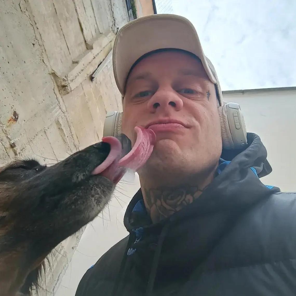 I carabinieri vanno a casa a notificargli i domiciliari e lo trovano morto