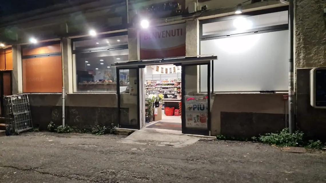 Con la maschera di Halloween rapina il supermercato