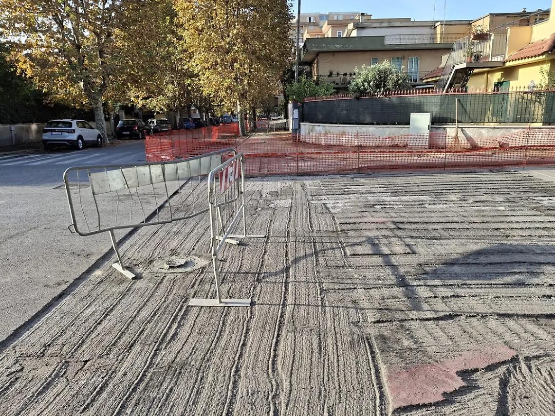 Dopo gli alberi tagliati, il tracciato ricancellato: la ciclabile &egrave; indigesta