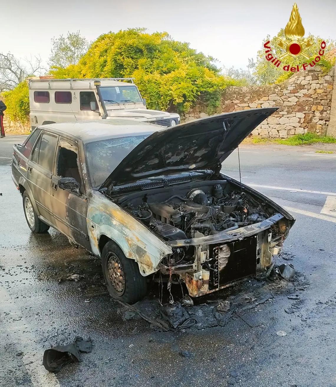 A fuoco auto a Gpl, intervento dei vigili del fuoco