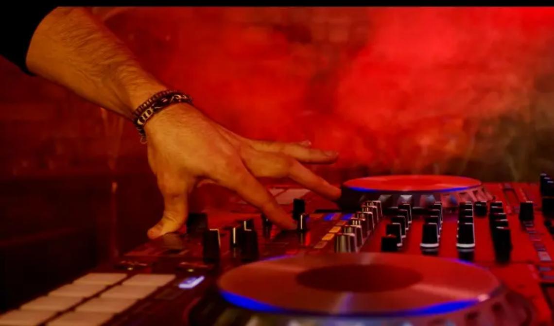 Tarquinia, beccati in un rave party illegale, fingono un compleanno