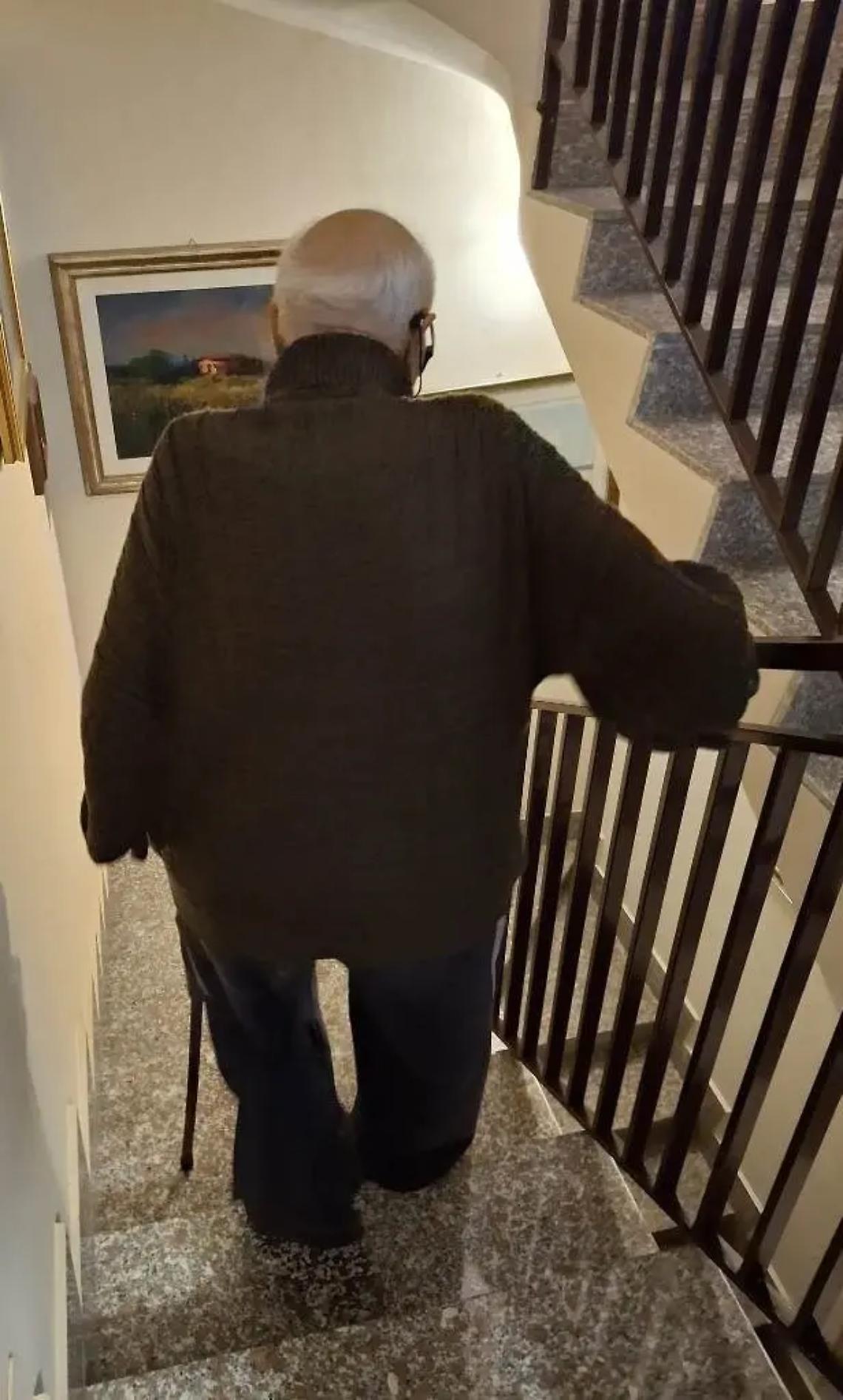 &laquo;Solo in casa e abbandonato da tutti: aiutatemi&raquo;