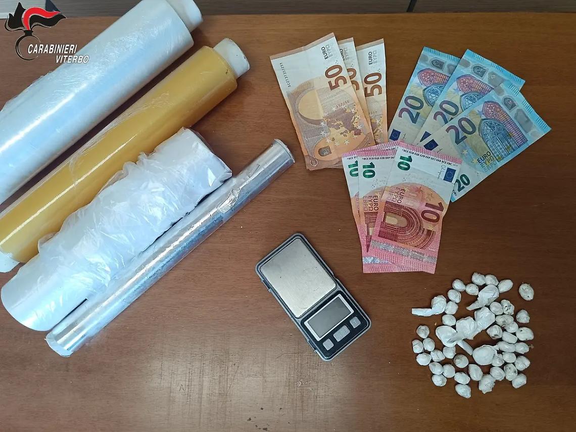 Tentano di fuggire ai carabinieri, trovati con 45 dosi di cocaina