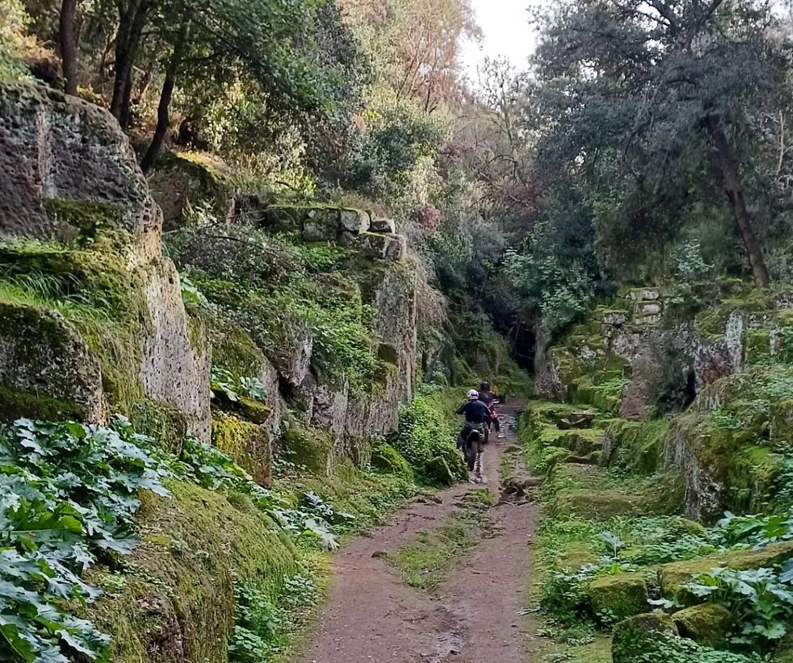 Con le moto in via degli Inferi