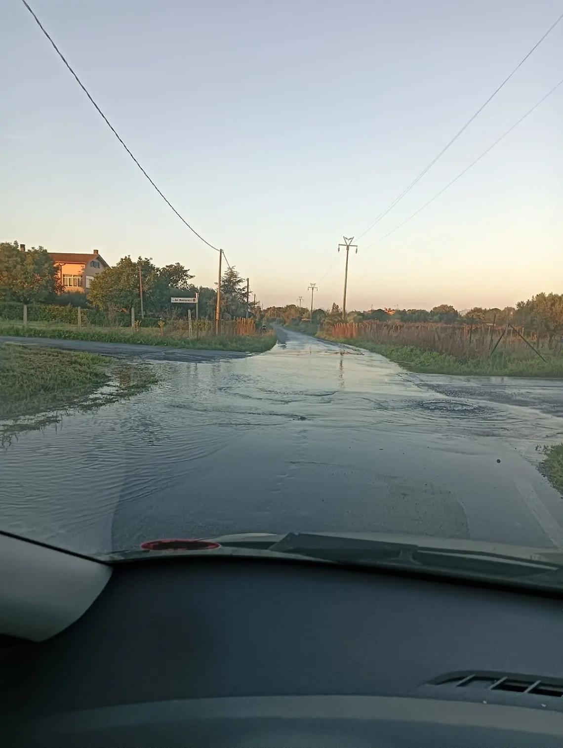 Perdita idrica in via di Zambra, e la strada diventa una piscina