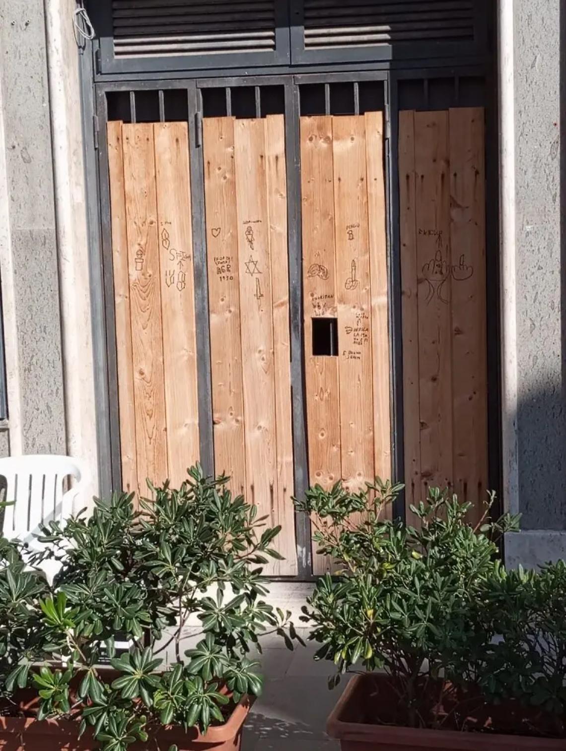 &ldquo;Vandali&rdquo; in azione con scritte antisemite: scoppia l&rsquo;indignazione