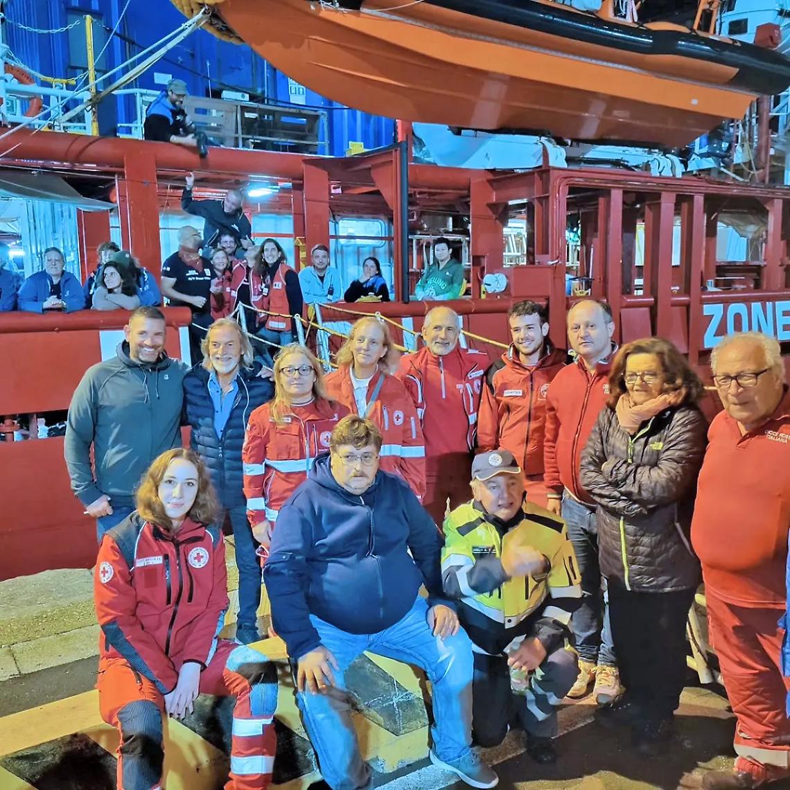 Ocean viking, sbarcati in porto i 25 migranti salvati dalla nave