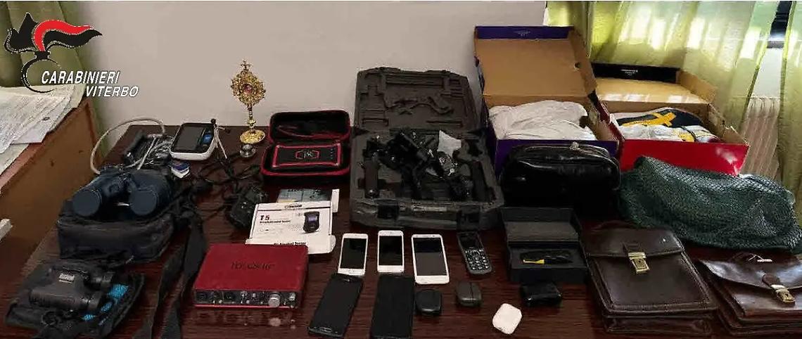 Ruba un Apple watch, trovato dai carabinieri grazie al gps